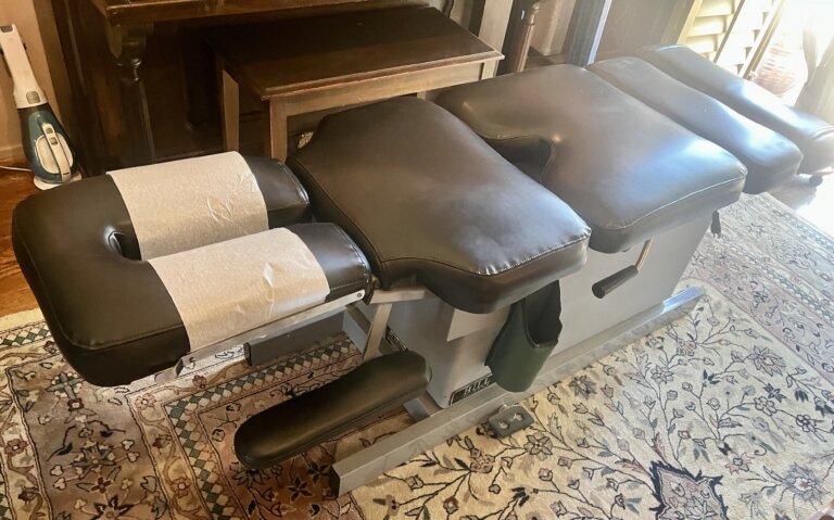 Hill elevation table in very good condition located in Huntington Beach, CA