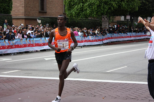 tariku-jufar-500-finish-line-marathon-2009